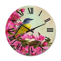 Дизајн на „Малата жолта птица во близина на гнездото со традиционален часовник со розови цвеќиња“
